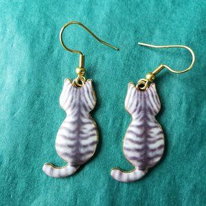 2/10$ NWOT Gray tabby cat sitting earrings